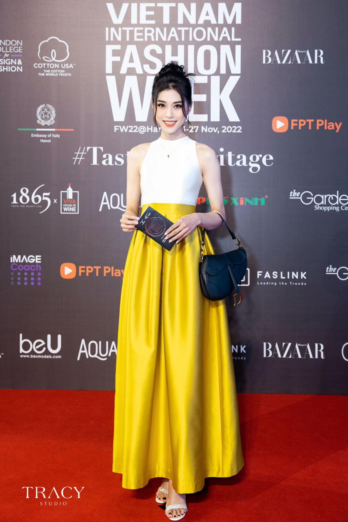 Đặng Thu Huyền có chiều cao 1m76 với số đo lần lượt là 83-64-95 cm.