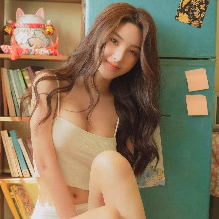 Hot girl bóng chuyền sở hữu chiều cao ấn tượng là 1m72 cùng số đo 86 - 60 - 90 cm.