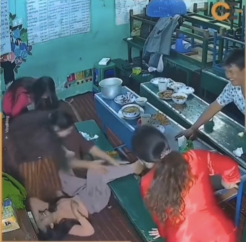 May mắn là cô gái không bị ảnh hưởng gì nhiều dù suýt bị chiếc bàn đổ vào người còn mâm cơm thì đã vơi đi 2/3 số món. Ảnh: Chụp màn hình ViralHog