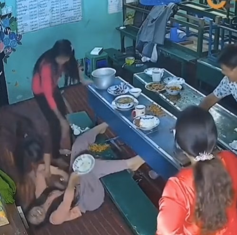 Toàn bộ khoảnh khắc hài hước này đã được camera của gia đình ghi lại khiến người xem không nhịn được cười. Ảnh: Chụp màn hình ViralHog