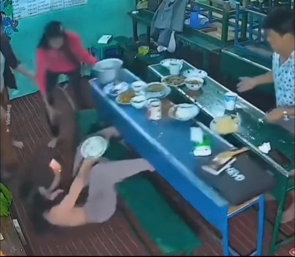 Chỉ trong tích tắc vì bị mất thăng bằng mà cô ngã ngửa ra đằng sau, chân vướng vào cạnh bàn kéo theo cả mâm cơm rơi xuống đất. Ảnh: Chụp màn hình ViralHog
