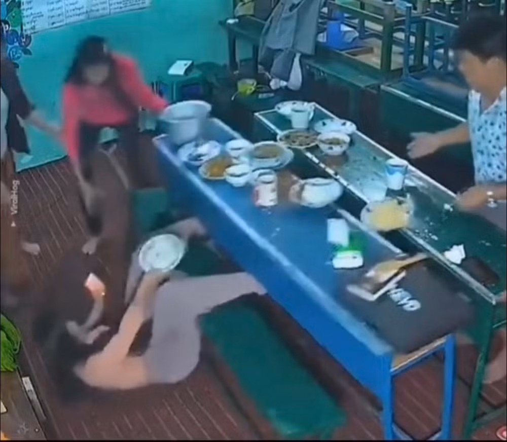 Chỉ trong tích tắc vì bị mất thăng bằng mà cô ngã ngửa ra đằng sau, chân vướng vào cạnh bàn kéo theo cả mâm cơm rơi xuống đất. Ảnh: Chụp màn hình ViralHog