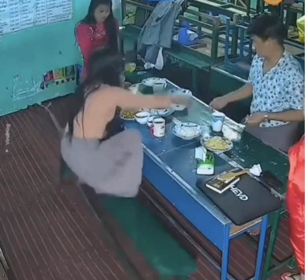 Cô gái đứng hẳn lên ghế và chụp mâm cơm ở mọi góc độ, những người xung quanh có lẽ đã quá quen nên đã kiên nhẫn chờ đợi cô gái này. Ảnh: Chụp màn hình ViralHog