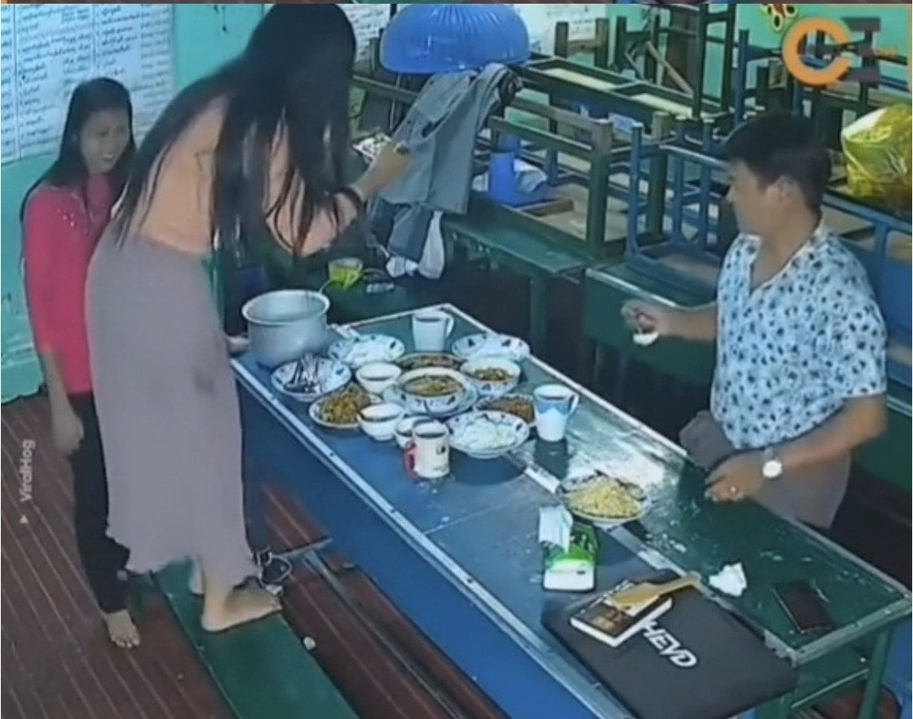 Theo clip ghi lại, khi các món đã được bày biện đầy đủ lên bàn và chỉ chờ mọi người vào chỗ ngồi ăn thì cô gái đã đề nghị phải chụp ảnh lúc mọi thứ còn nguyên vẹn để khoe với bạn bè trên mạng. Ảnh: Chụp màn hình ViralHog