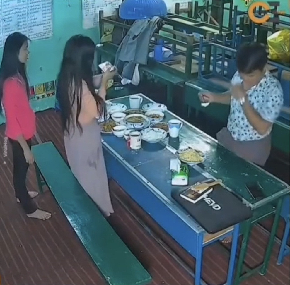 Mới đây đoạn clip ghi lại cảnh một cô gái mải mê chụp ảnh " sống ảo" trên mâm cơm và ngã sõng soài đã nhận về sự chú ý của cư dân mạng. Ảnh: Chụp màn hình ViralHog