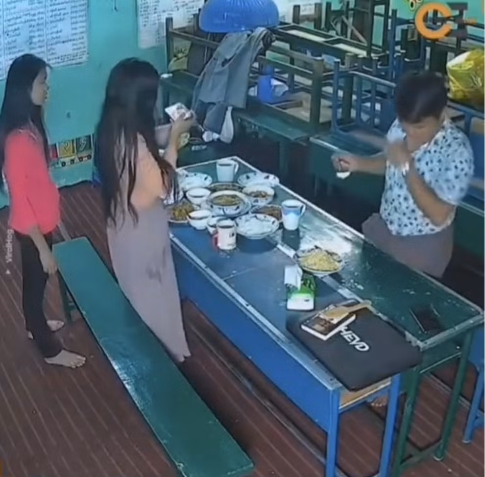 Mới đây đoạn clip ghi lại cảnh một cô gái mải mê chụp ảnh " sống ảo" trên mâm cơm và ngã sõng soài đã nhận về sự chú ý của cư dân mạng. Ảnh: Chụp màn hình ViralHog