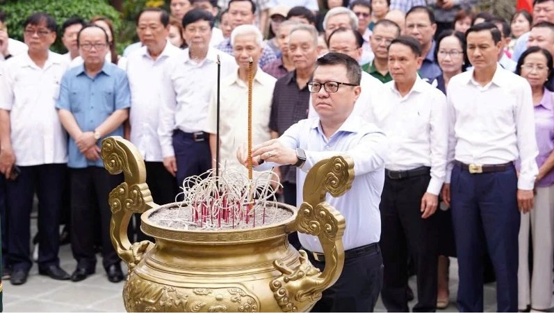 Nhà báo Lê Quốc Minh: Mỗi nhà báo phải trở thành chiến sĩ trên không gian mạng Nha bao Le Quoc Minh: Moi nha bao phai tro thanh chien si tren khong gian mang
