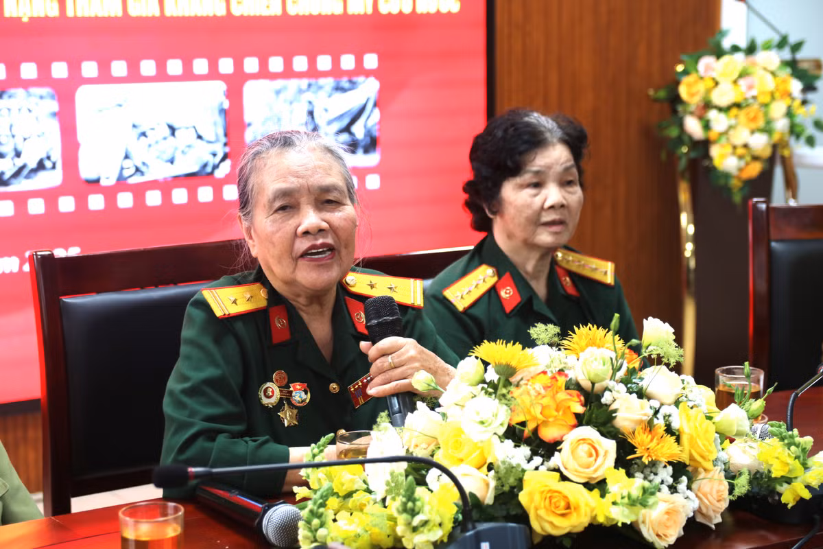 Khong co so lui, tuoi 20 cua nhung nu lai xe vuot lua Truong Son