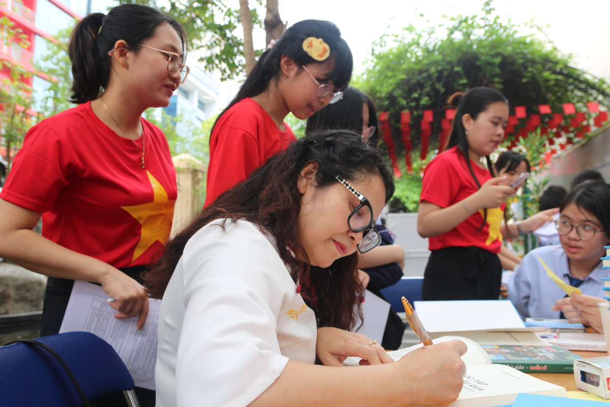 Khoi day niem tu hao dan toc, y nghia ngay 30/4 tu sach-Hinh-2