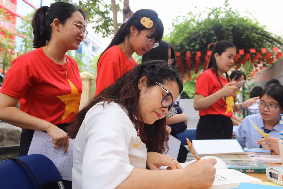 Khoi day niem tu hao dan toc, y nghia ngay 30/4 tu sach-Hinh-2