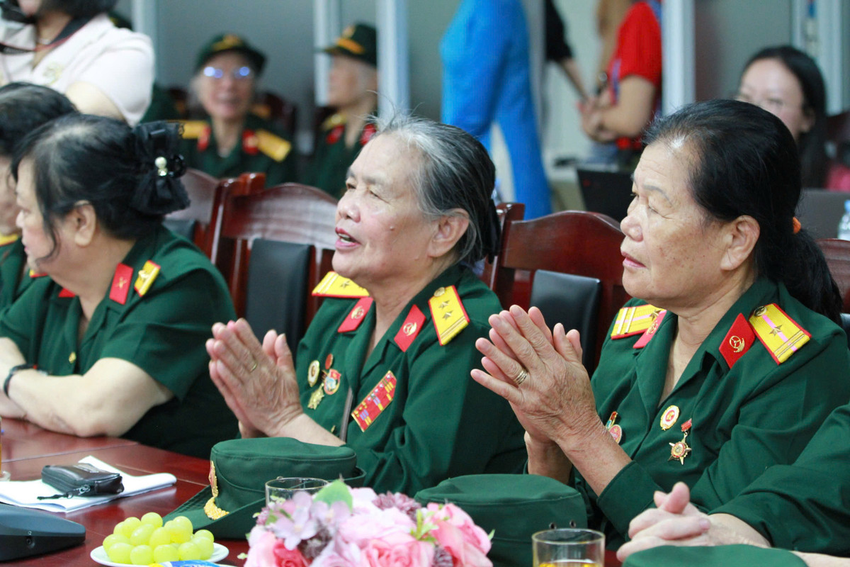 Xuc dong chuyen ke dai doi nu lai xe Truong Son huyen thoai-Hinh-2