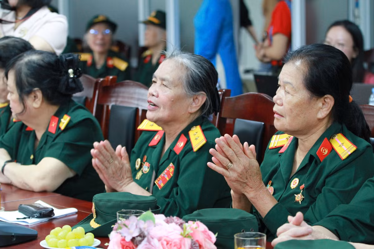 Xuc dong chuyen ke dai doi nu lai xe Truong Son huyen thoai-Hinh-2