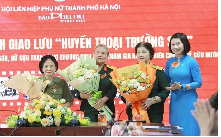 Xuc dong chuyen ke dai doi nu lai xe Truong Son huyen thoai