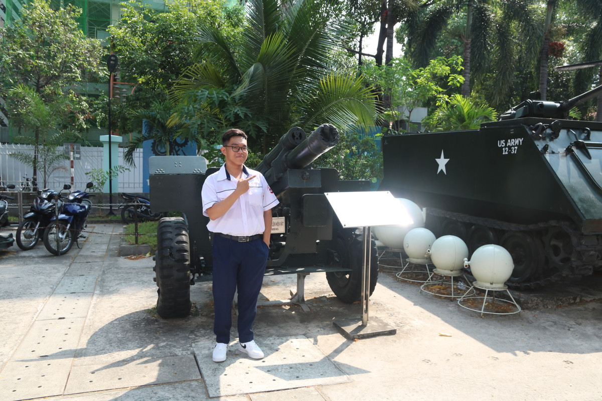 Em Huỳnh Phúc Nguyên, học sinh lớp 12CA trường THPT Gia Định (TP HCM) cho hay, chuyến đi thực tế này không chỉ giúp em tiếp thu kiến thức quân sự, lịch sử phục vụ học tập mà quan trọng hơn là giúp em "biết rõ được ngày xưa cha ông mình đã chiến đấu và hy sinh anh dũng như thế nào để bảo vệ nền độc lập.