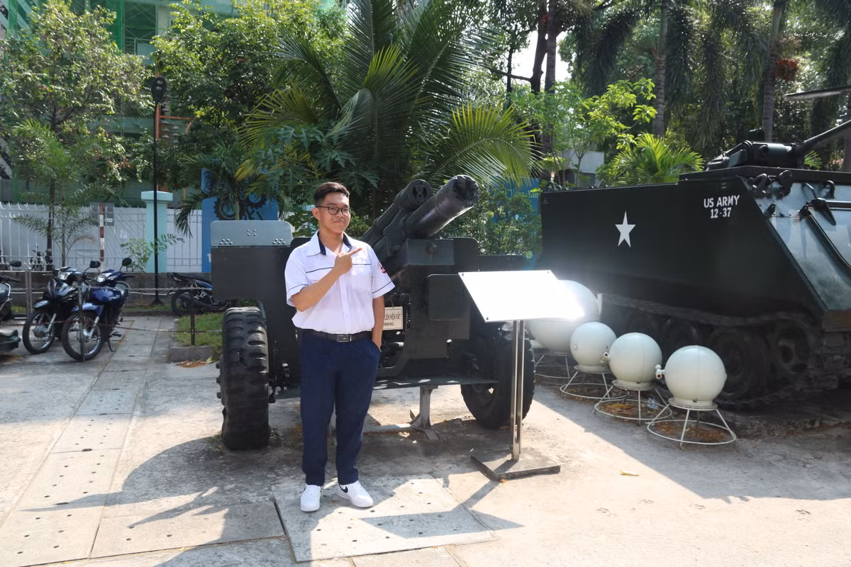 Em Huỳnh Phúc Nguyên, học sinh lớp 12CA trường THPT Gia Định (TP HCM) cho hay, chuyến đi thực tế này không chỉ giúp em tiếp thu kiến thức quân sự, lịch sử phục vụ học tập mà quan trọng hơn là giúp em "biết rõ được ngày xưa cha ông mình đã chiến đấu và hy sinh anh dũng như thế nào để bảo vệ nền độc lập.