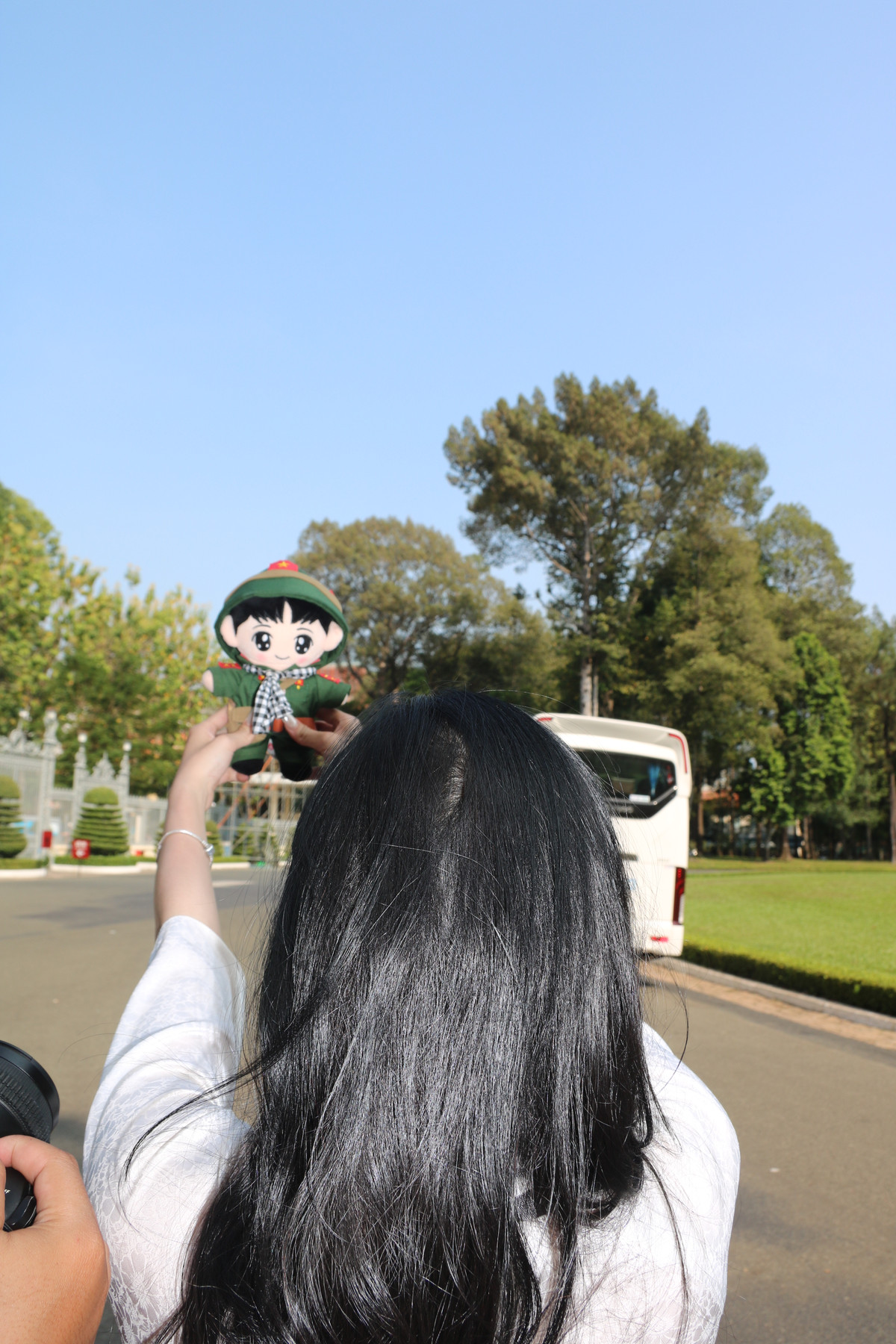 Bạn trẻ hào hứng "check in" tại Khu di tích.