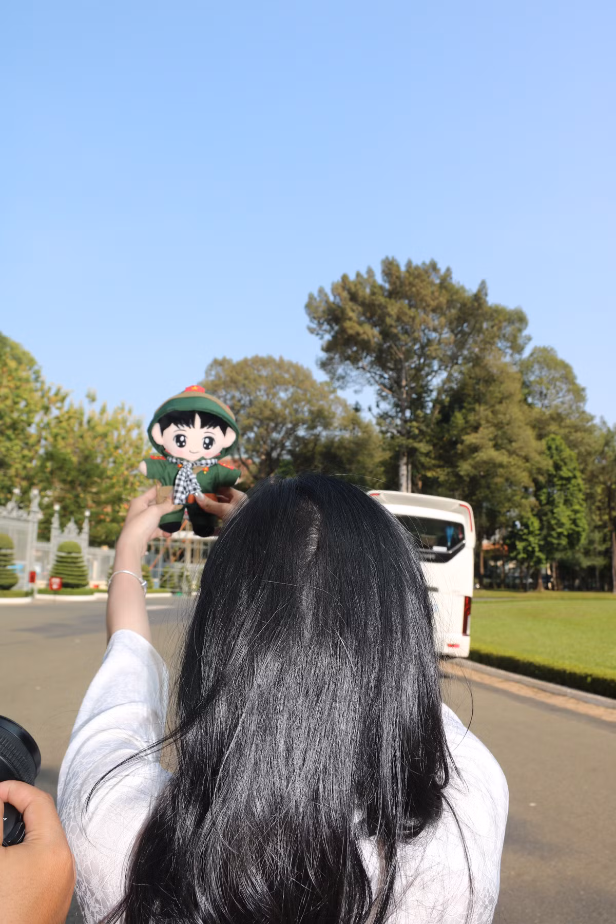 Bạn trẻ hào hứng "check in" tại Khu di tích.