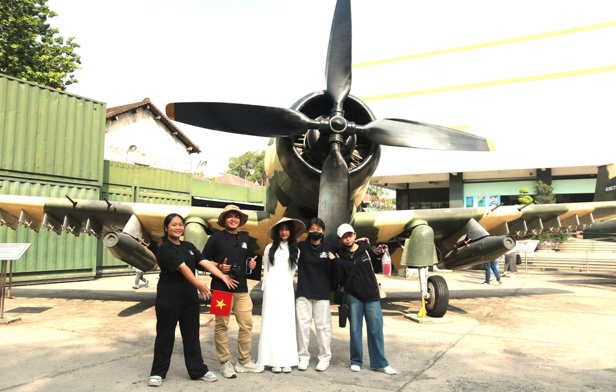 Trọng Phát (thứ hai từ trái qua) đến từ Câu lạc bộ Nhiếp ảnh Contrast Tân Bình Photography chia sẻ, khi tận mắt nhìn những hiện vật như xe tăng, máy bay... em cảm thấy rất tự hào. Em cũng ý thức được rằng, cuộc sống hòa bình hôm nay có được là nhờ sự hy sinh, đấu tranh của thế hệ cha ông.