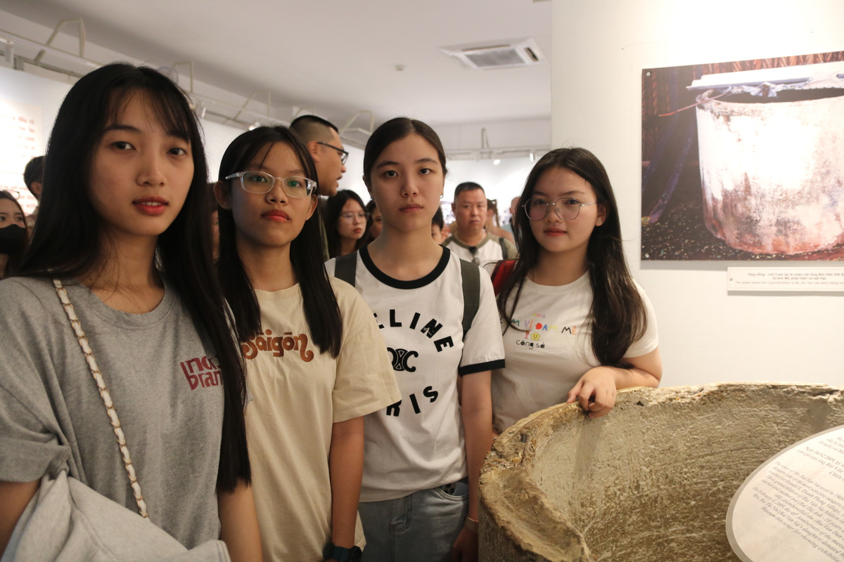 Cảm xúc "bồi hồi" là điều mà Hoàng Vi (đầu tiên bìa trái) cùng nhóm bạn đến từ Đồng Tháp chia sẻ khi đến Bảo tàng Chứng tích chiến tranh.