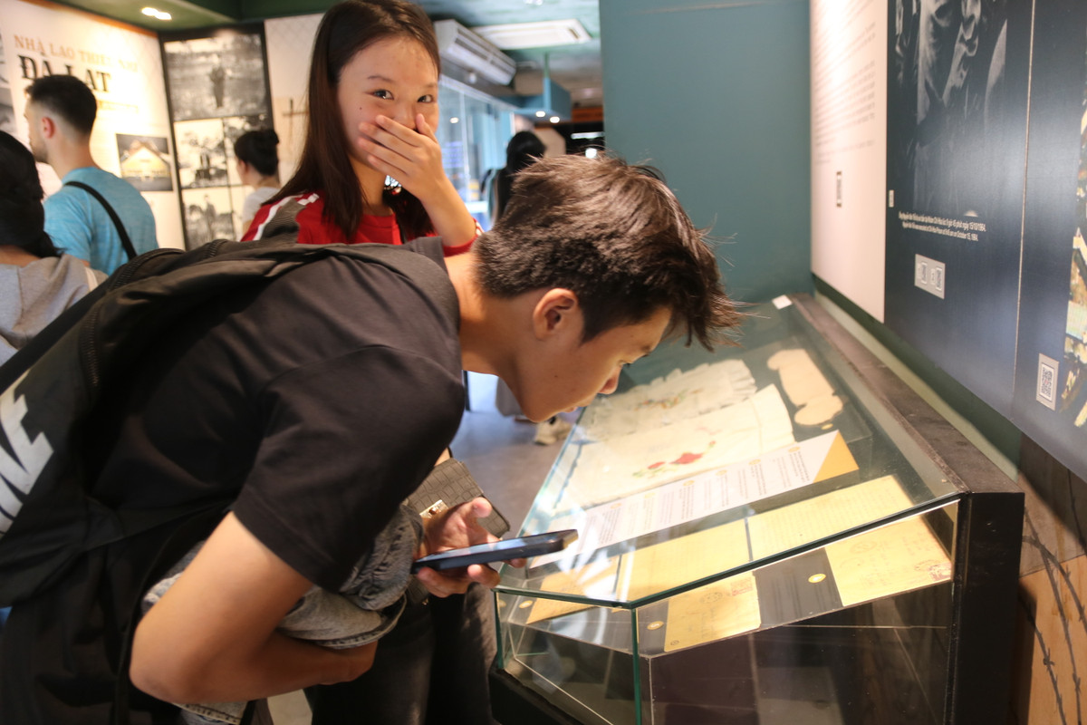 Những hình ảnh, cảm xúc của các bạn tại Dinh Độc Lập hay Bảo tàng Chứng tích Chiến tranh là minh chứng sống động cho sức sống mãnh liệt của lịch sử trong lòng người trẻ Việt Nam.