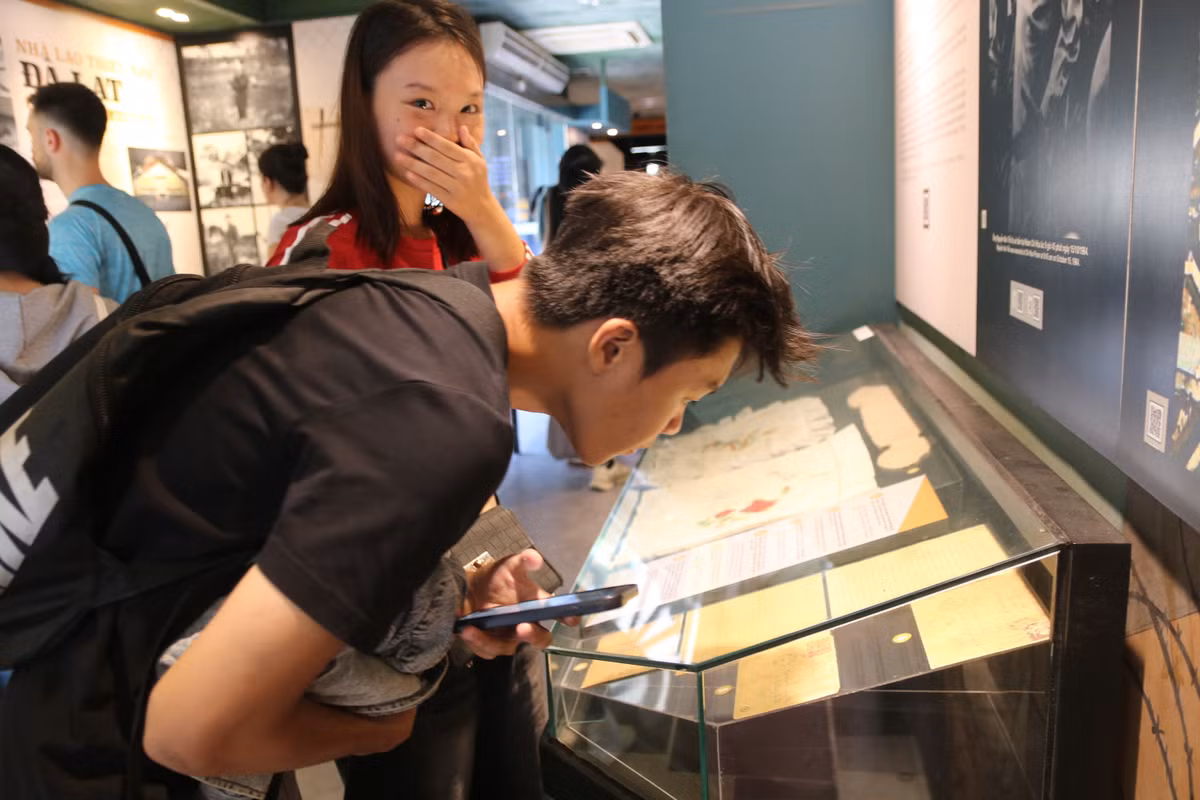 Những hình ảnh, cảm xúc của các bạn tại Dinh Độc Lập hay Bảo tàng Chứng tích Chiến tranh là minh chứng sống động cho sức sống mãnh liệt của lịch sử trong lòng người trẻ Việt Nam.