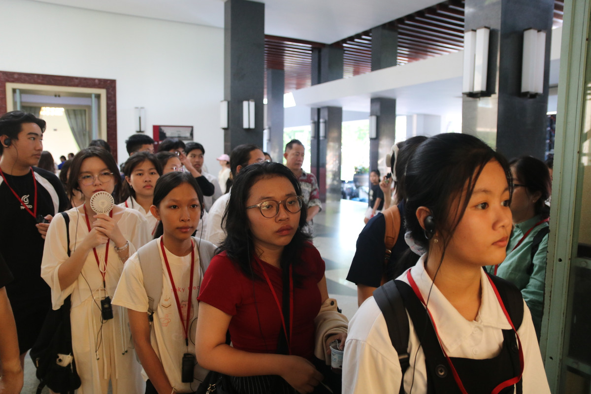 Dòng các bạn trẻ nối nhau tại Bảo tàng với gương mặt xúc động.