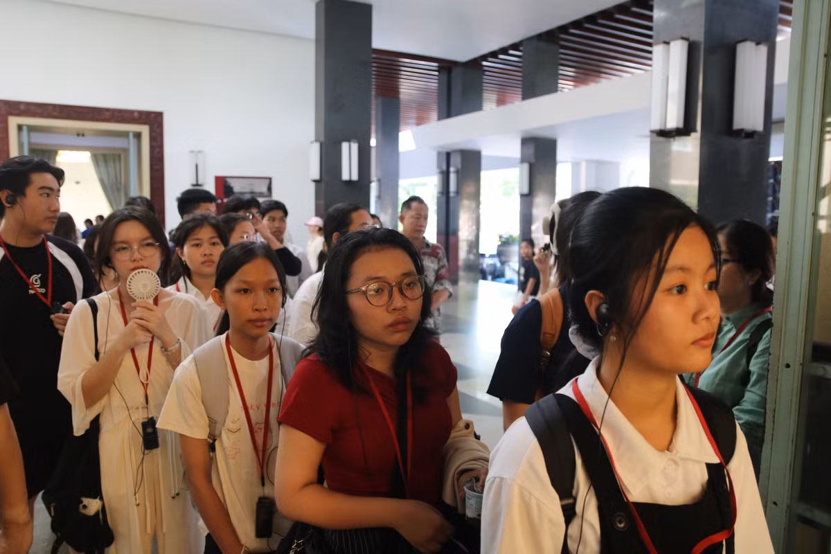 Dòng các bạn trẻ nối nhau tại Bảo tàng với gương mặt xúc động.