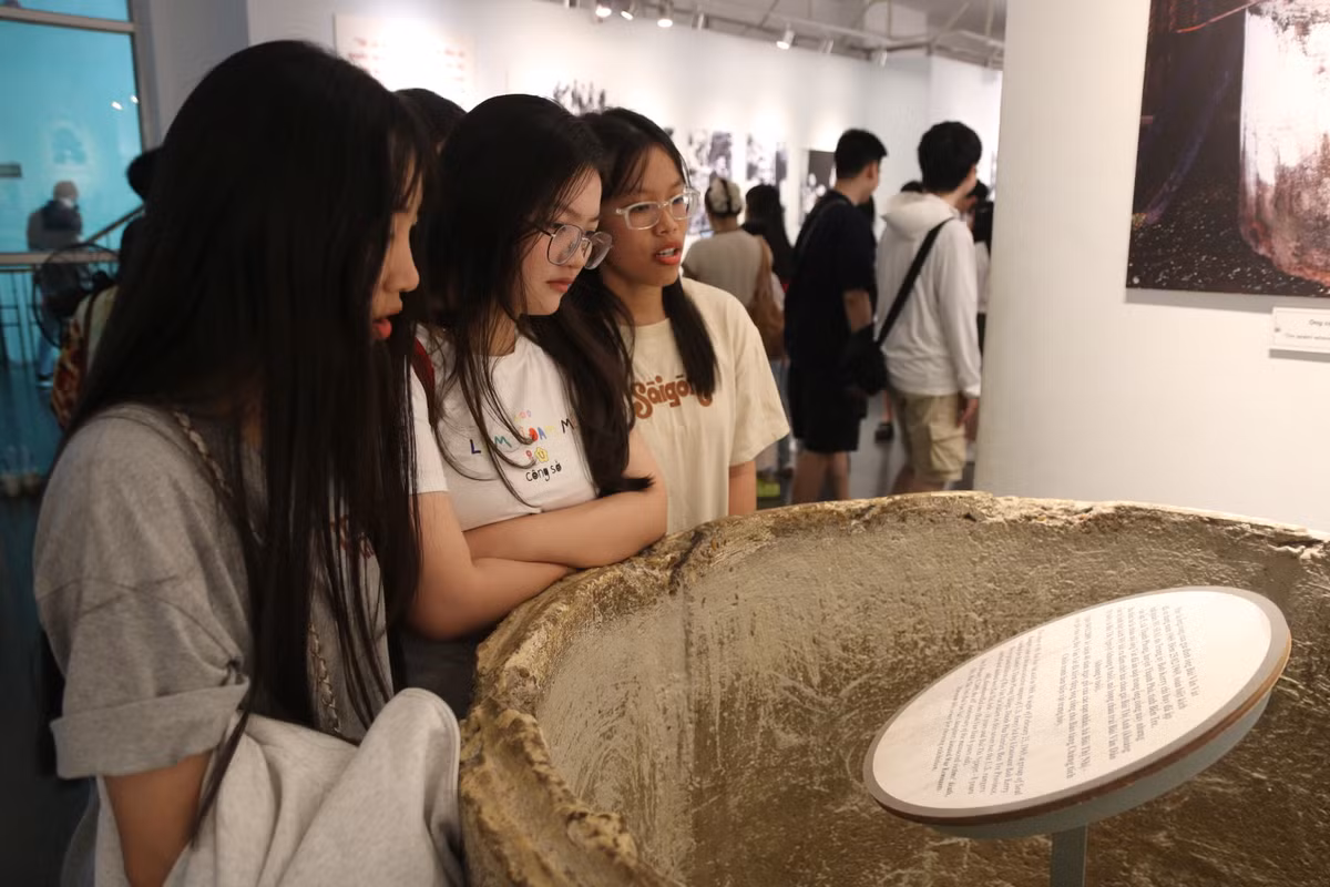 Đã từng tìm hiểu và rơi nước mắt khi đọc về lịch sử trước đó, nhưng đến tận nơi, "thật sự chứng kiến" khiến mọi thứ như "diễn ra trước mắt mình", cảm xúc nhân lên gấp nhiều lần.