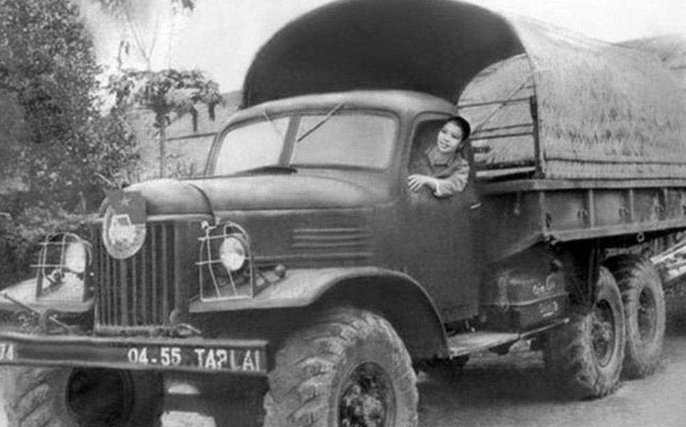 Hoa khoi nu lai xe Truong Son: Chuyen tinh vuot bao lua-Hinh-3