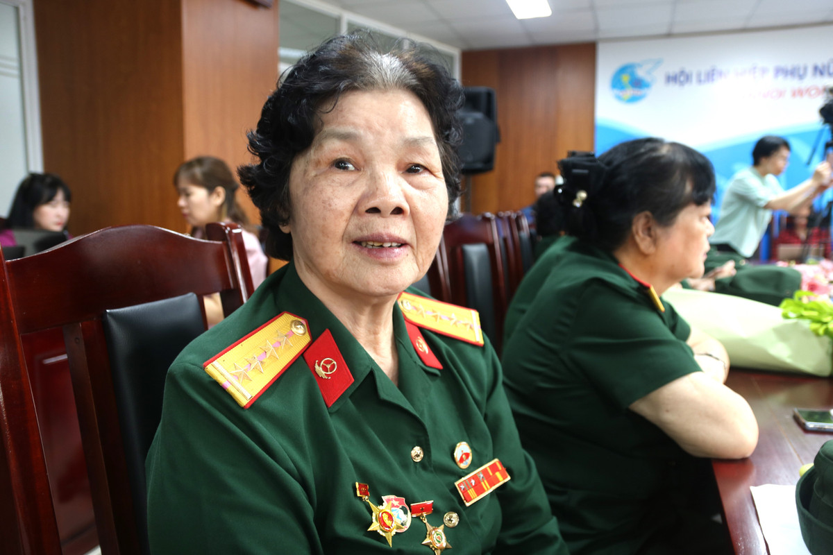 Hoa khoi nu lai xe Truong Son: Chuyen tinh vuot bao lua-Hinh-4