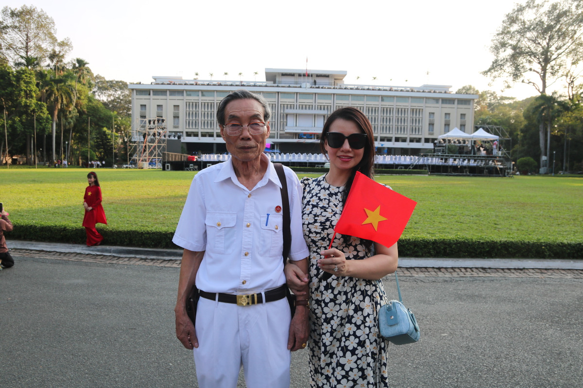 Gap nguoi linh giai phong tai Dinh Doc Lap: Boi hoi niem tin tat thang