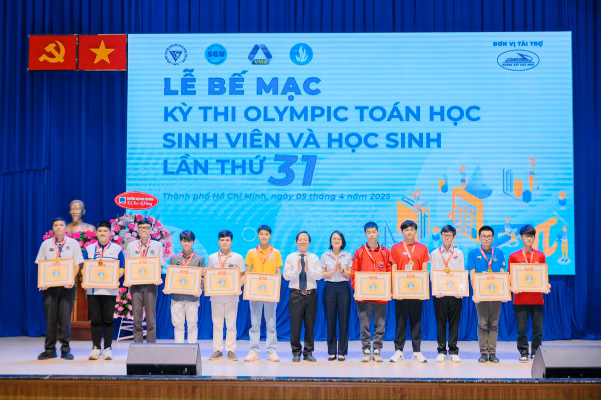 4 thu khoa doat giai Nhat “kep” Olympic Toan Sinh vien - hoc sinh 2025-Hinh-6