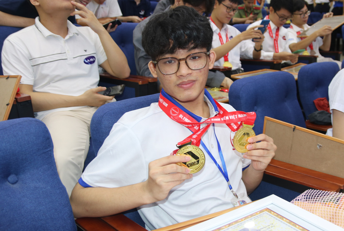 4 thu khoa doat giai Nhat “kep” Olympic Toan Sinh vien - hoc sinh 2025-Hinh-4