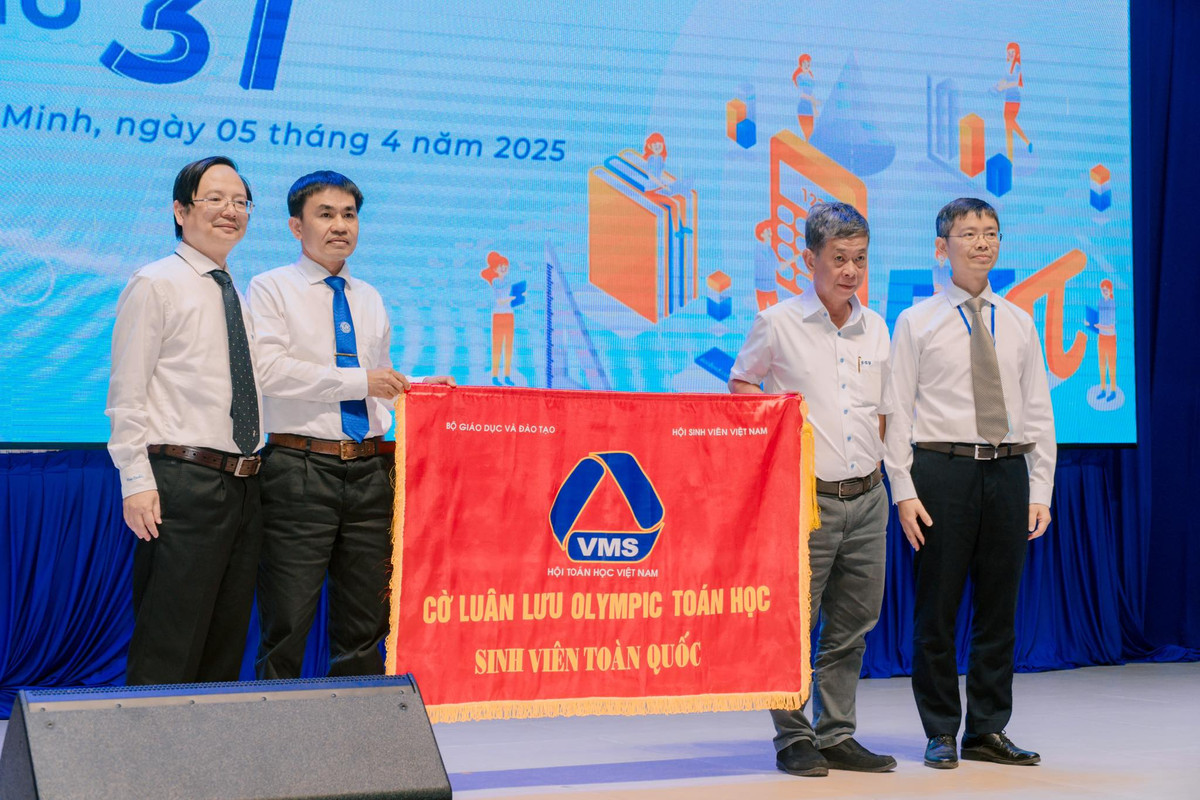 4 thu khoa doat giai Nhat “kep” Olympic Toan Sinh vien - hoc sinh 2025-Hinh-8