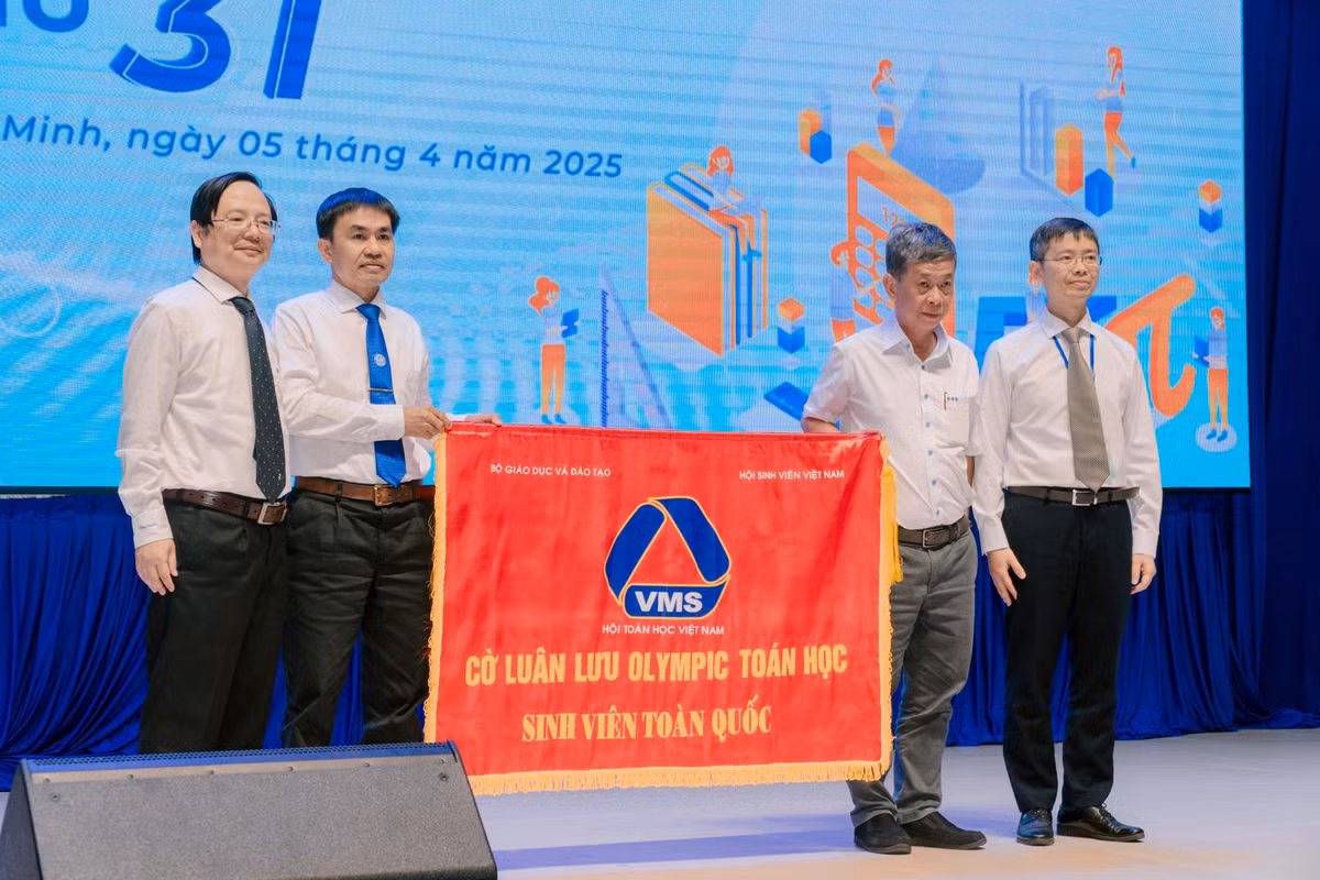 4 thu khoa doat giai Nhat “kep” Olympic Toan Sinh vien - hoc sinh 2025-Hinh-8