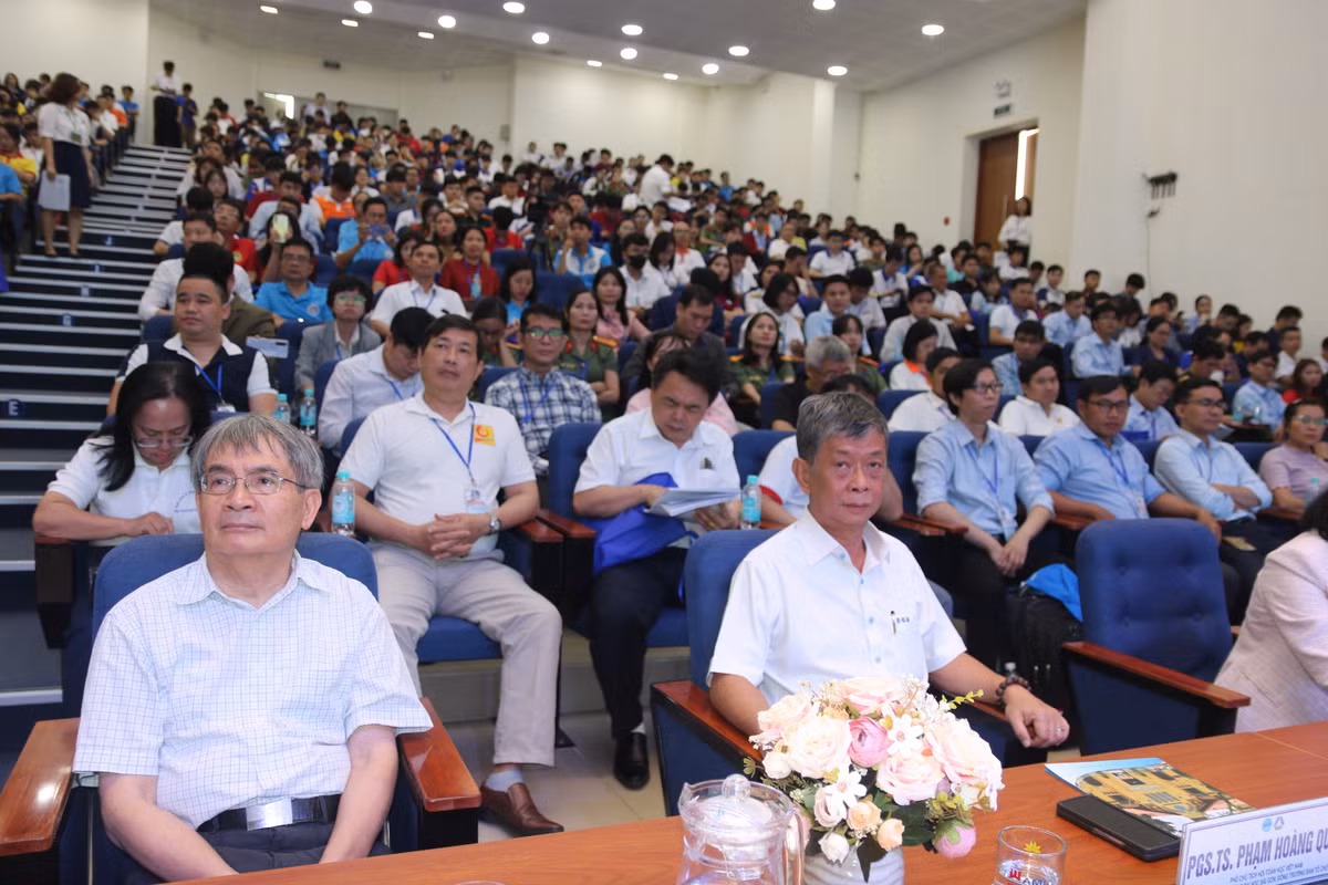 4 thu khoa doat giai Nhat “kep” Olympic Toan Sinh vien - hoc sinh 2025