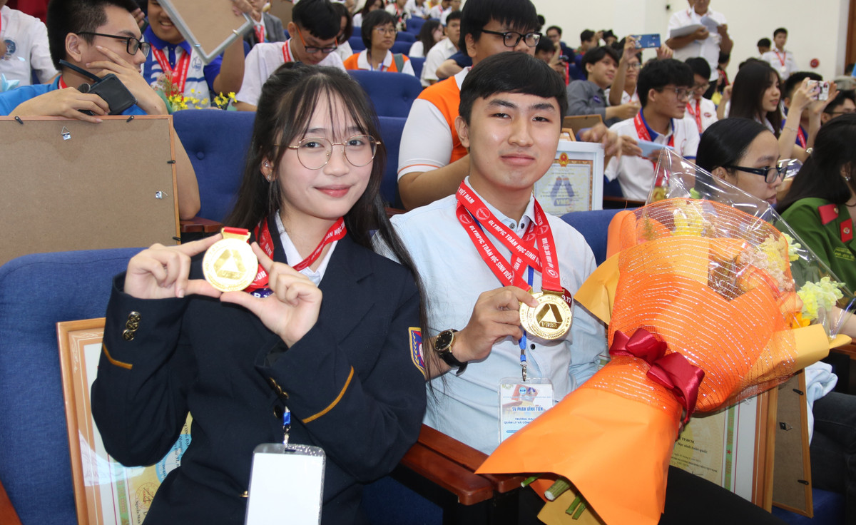 4 thu khoa doat giai Nhat “kep” Olympic Toan Sinh vien - hoc sinh 2025-Hinh-3