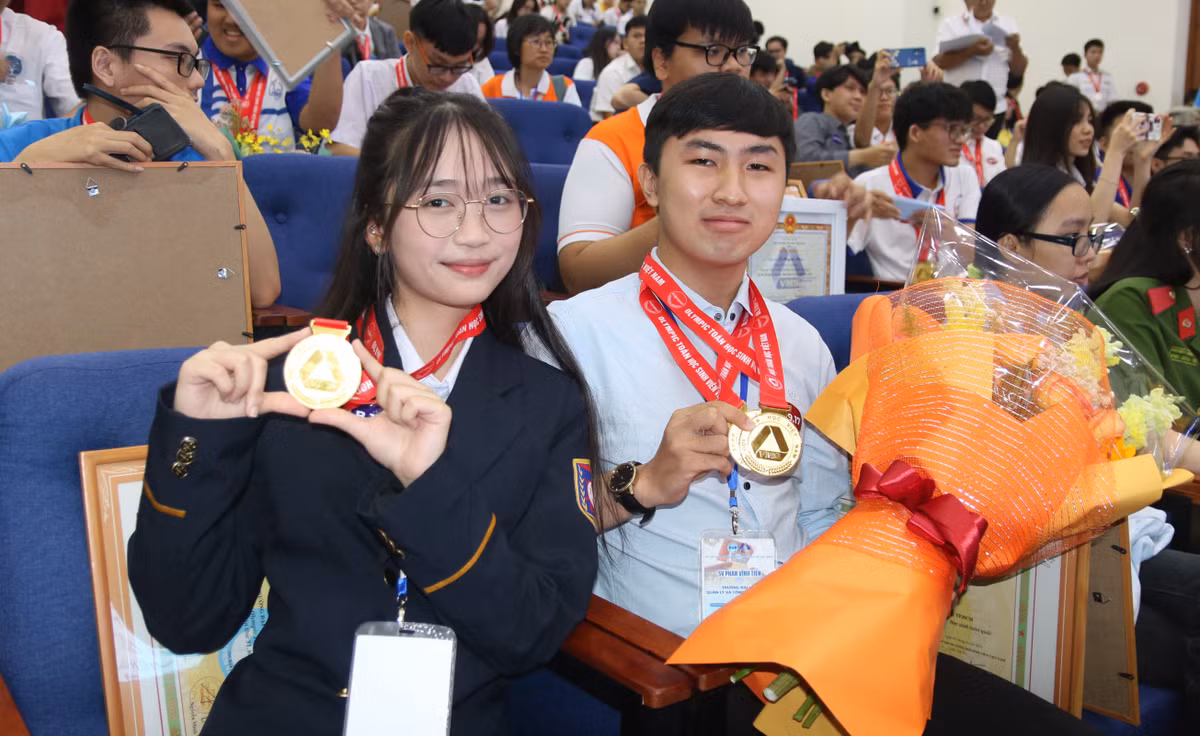 4 thu khoa doat giai Nhat “kep” Olympic Toan Sinh vien - hoc sinh 2025-Hinh-3