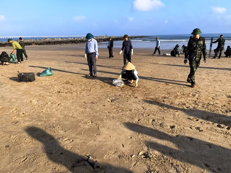 Dầu hắc vón cục xuất hiện đen kịt dọc bờ biển ở Hà Tĩnh - Hình 2 Dau hac von cuc xuat hien den kit doc bo bien o Ha Tinh-Hinh-2