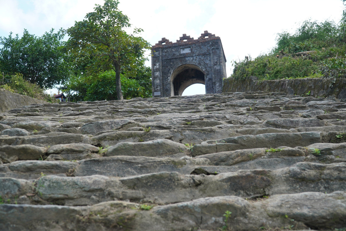Hoành Sơn Quan có cửa cao 4m, hai bên có tường thành chạy dài 30m, trên cổng là biển bằng đá đề 3 chữ Hán "Hoành Sơn Quan". Phần mái được thiết kế hình vòm ẩn chứa nét cổ kính, trầm mặc…