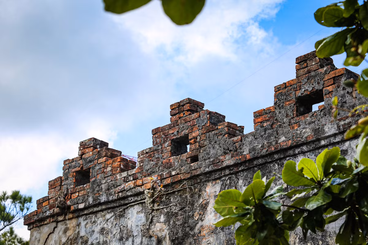 Trải qua bao thăng trầm của lịch sử và dấu tích của chiến tranh, Hoành Sơn Quan giờ đây tuy không còn nguyên vẹn, rêu phong phủ kín, nhưng vẫn sừng sững, uy nghiêm.