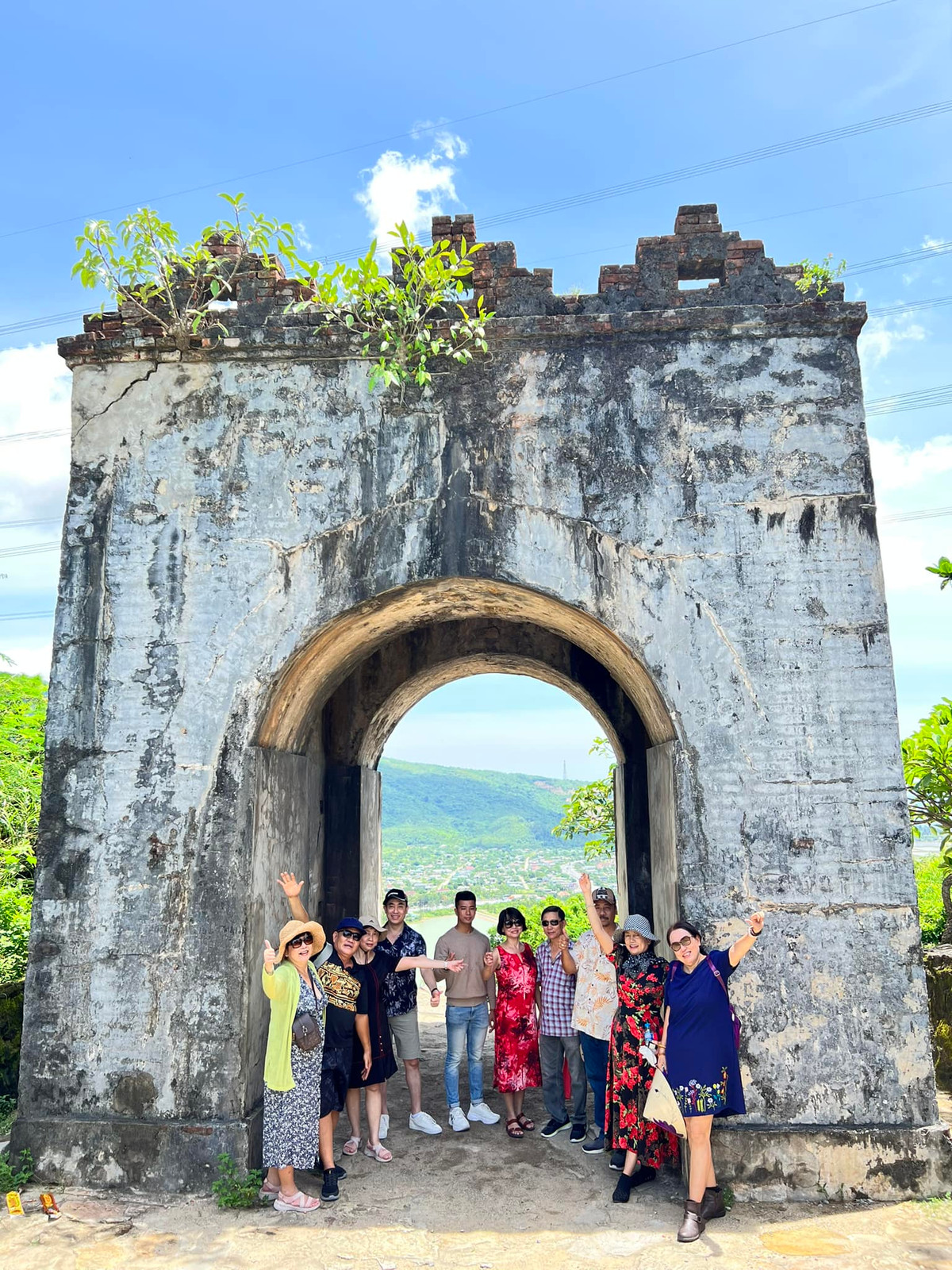 Hoành Sơn Quan toạ lạc trên đỉnh Đèo Ngang nên được người dân địa phương gọi là "Cổng trời". Nơi đây có không khí mát mẻ, dễ chịu, là địa điểm phù hợp cho việc du xuân dịp Tết.