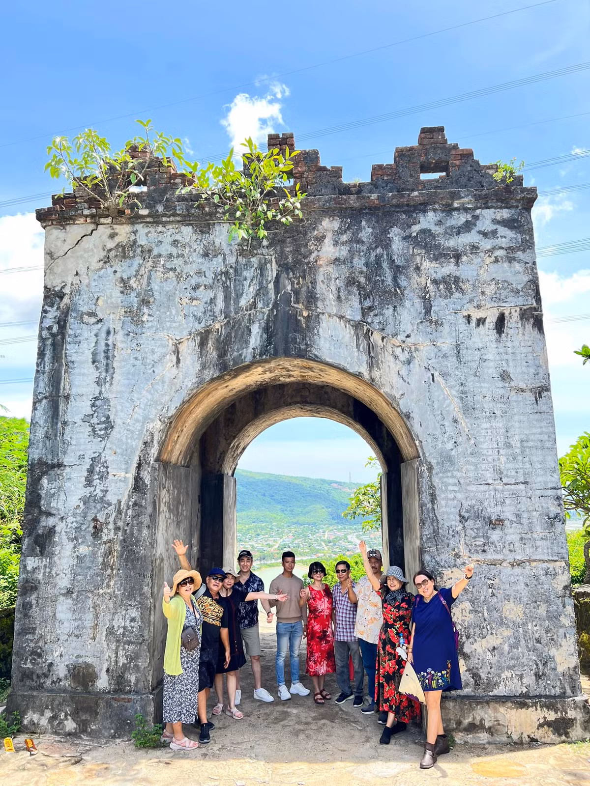 Hoành Sơn Quan toạ lạc trên đỉnh Đèo Ngang nên được người dân địa phương gọi là "Cổng trời". Nơi đây có không khí mát mẻ, dễ chịu, là địa điểm phù hợp cho việc du xuân dịp Tết.