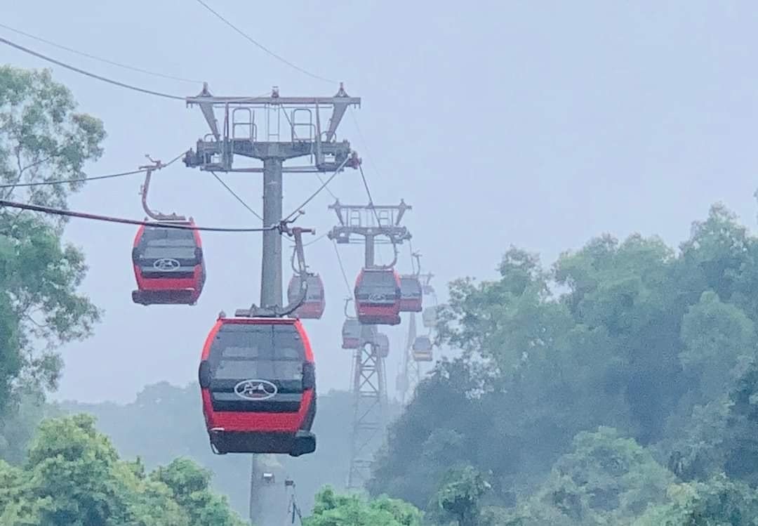 Tuyến cáp treo lên chùa Hương Tích có chiều dài gần 1km, bắt đầu từ Miếu Cô lên chùa với 7 cột cao đi qua các triền núi với độ dốc hơn 300m. Từ trên cao, du khách có thể ngắm trọn cảnh quan hùng vĩ của núi Hồng Lĩnh.