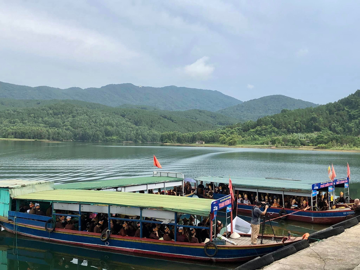 Để đảm bảo thực hiện tốt công tác lễ hội chùa Hương Tích năm nay, Ban Tổ chức lễ hội đã chủ động triển khai các kế hoạch và phương án dự phòng để lễ hội diễn ra an toàn, văn minh, đặc biệt là những vấn đề về ùn tắc giao thông, bến bãi đỗ xe, phân luồng thuyền di chuyển...