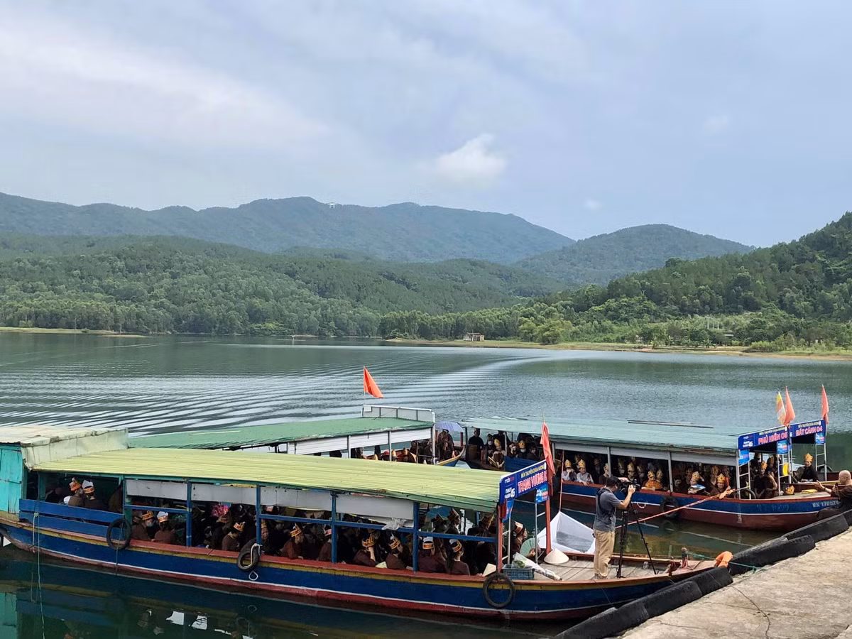 Để đảm bảo thực hiện tốt công tác lễ hội chùa Hương Tích năm nay, Ban Tổ chức lễ hội đã chủ động triển khai các kế hoạch và phương án dự phòng để lễ hội diễn ra an toàn, văn minh, đặc biệt là những vấn đề về ùn tắc giao thông, bến bãi đỗ xe, phân luồng thuyền di chuyển...