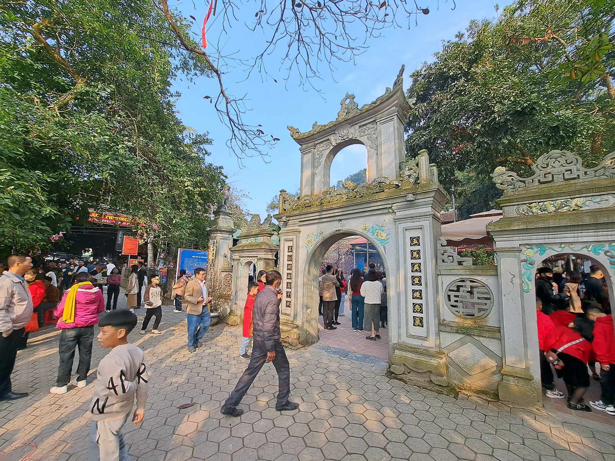 Từ sáng sớm ngày mồng 3 Tết Giáp Thìn, nhiều du khách đã về đền Chợ Củi thắp hương cầu lộc, cầu tài, mong mưa thuận gió hòa, làm ăn phát đạt, gia đình hạnh phúc…