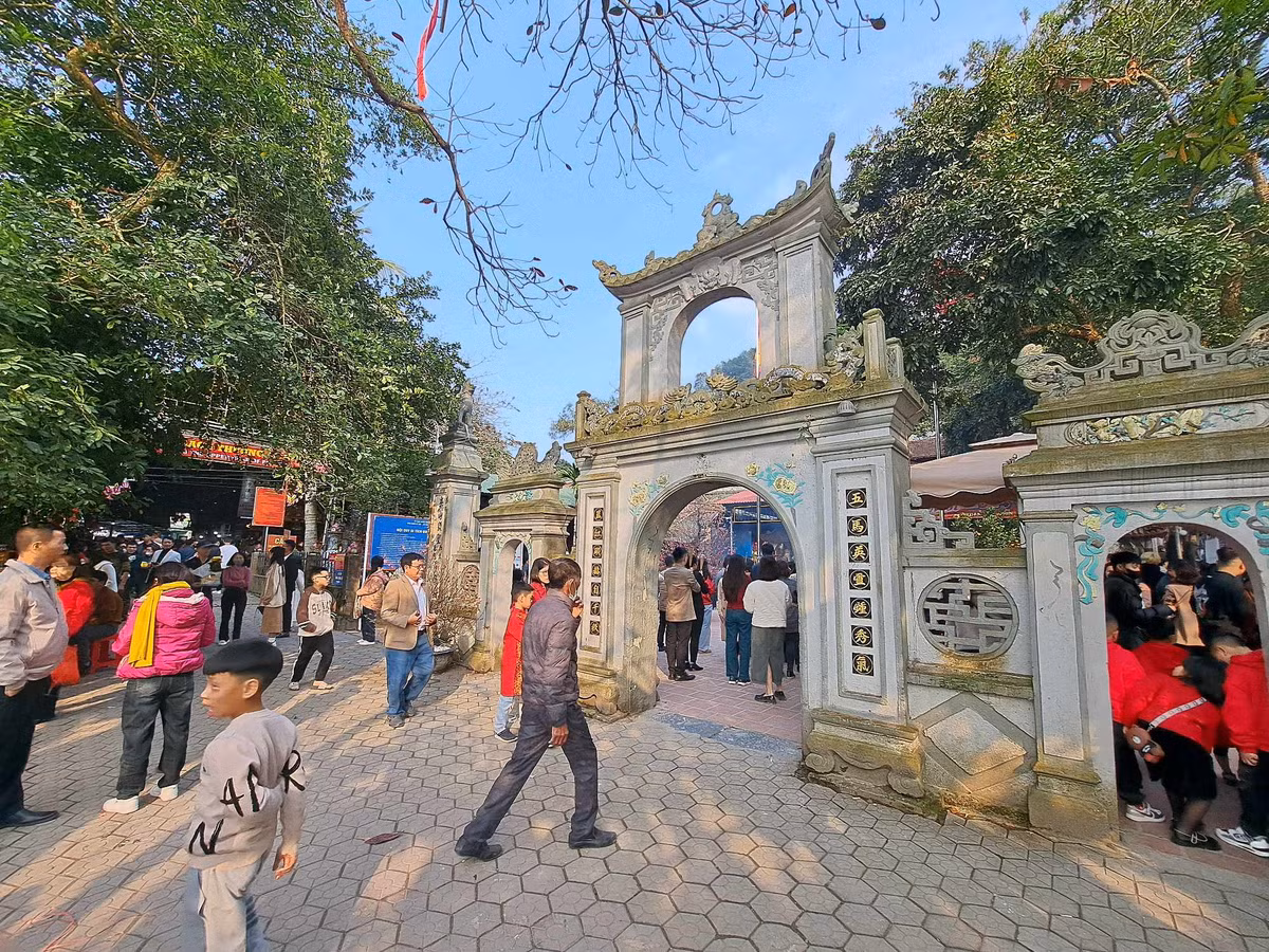 Từ sáng sớm ngày mồng 3 Tết Giáp Thìn, nhiều du khách đã về đền Chợ Củi thắp hương cầu lộc, cầu tài, mong mưa thuận gió hòa, làm ăn phát đạt, gia đình hạnh phúc…