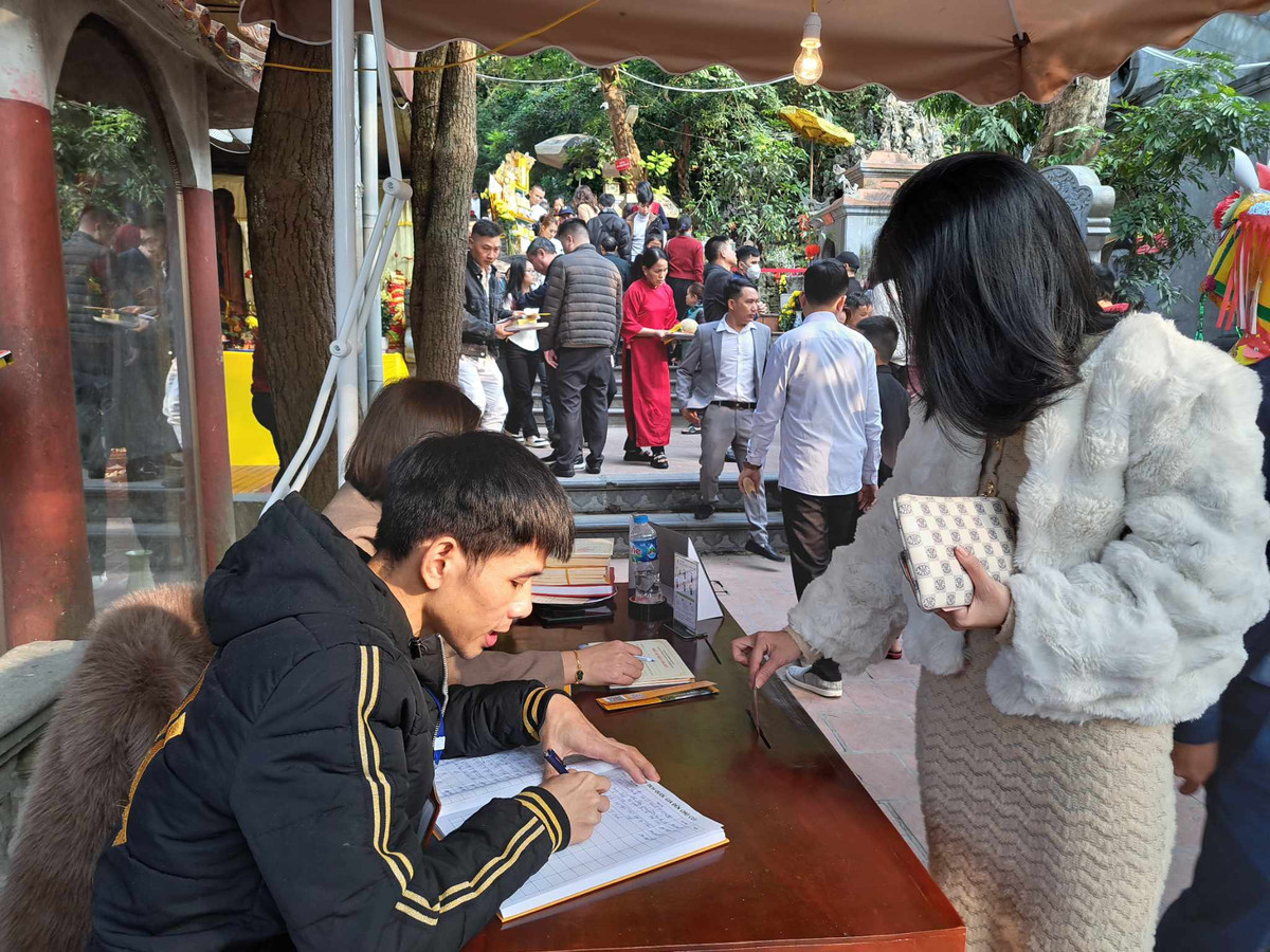 Chị Nguyễn Hải Yến (30 tuổi, TP. Hà Tĩnh), chia sẻ: “Để tránh cảnh chen lấn quá tải, tôi và gia đình tranh thủ có mặt sớm tại đền Chợ Củi để dâng hương…”.