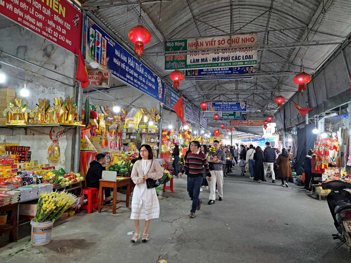 Được biết, từ ngày mồng 1 Tết đến nay, đền Chợ Củi đã đón gần 4.000 lượt du khách về vãn cảnh, hành lễ.